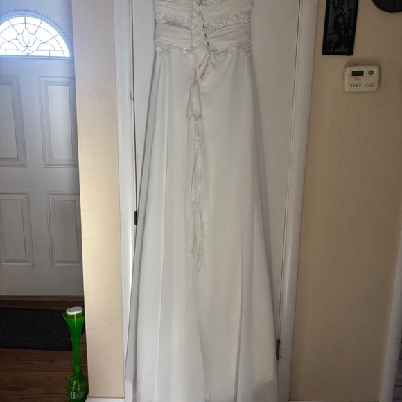 White gown with bead detail and small train - Picture 3 of 14